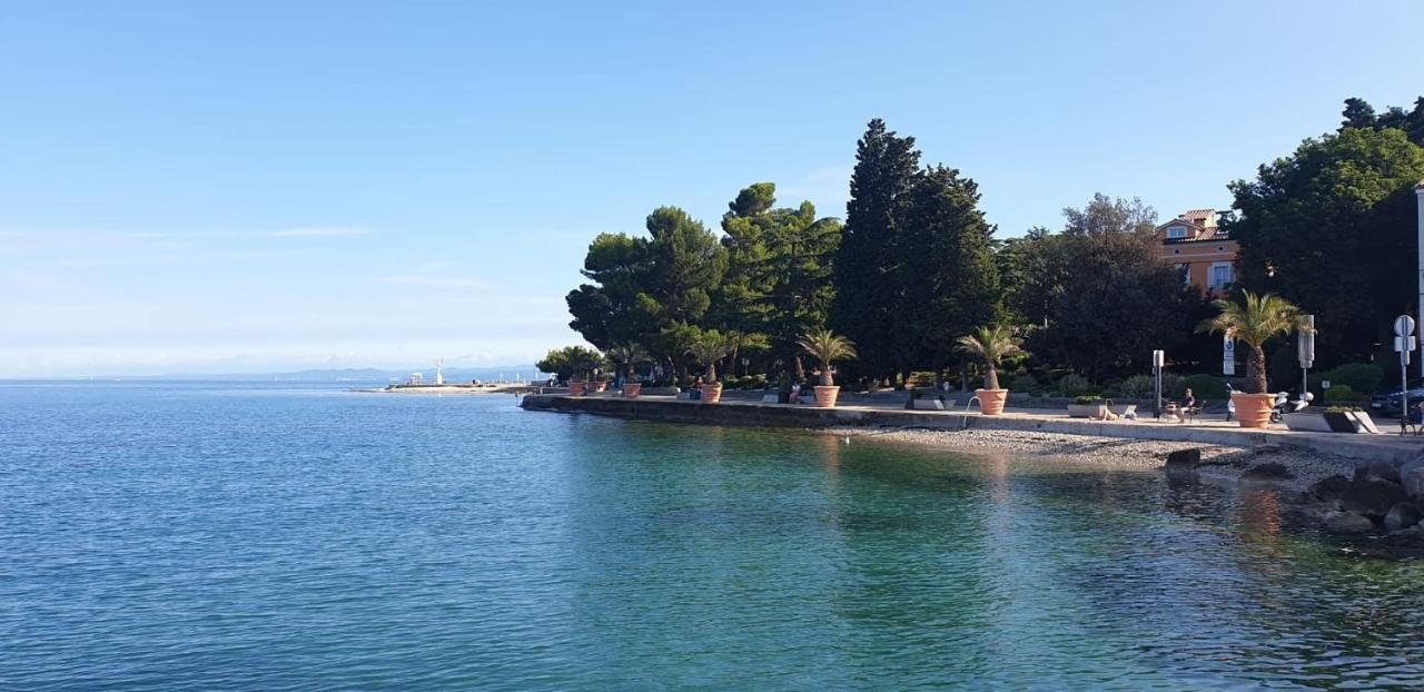 Nautilus, Nearby Svetilnik * Izola